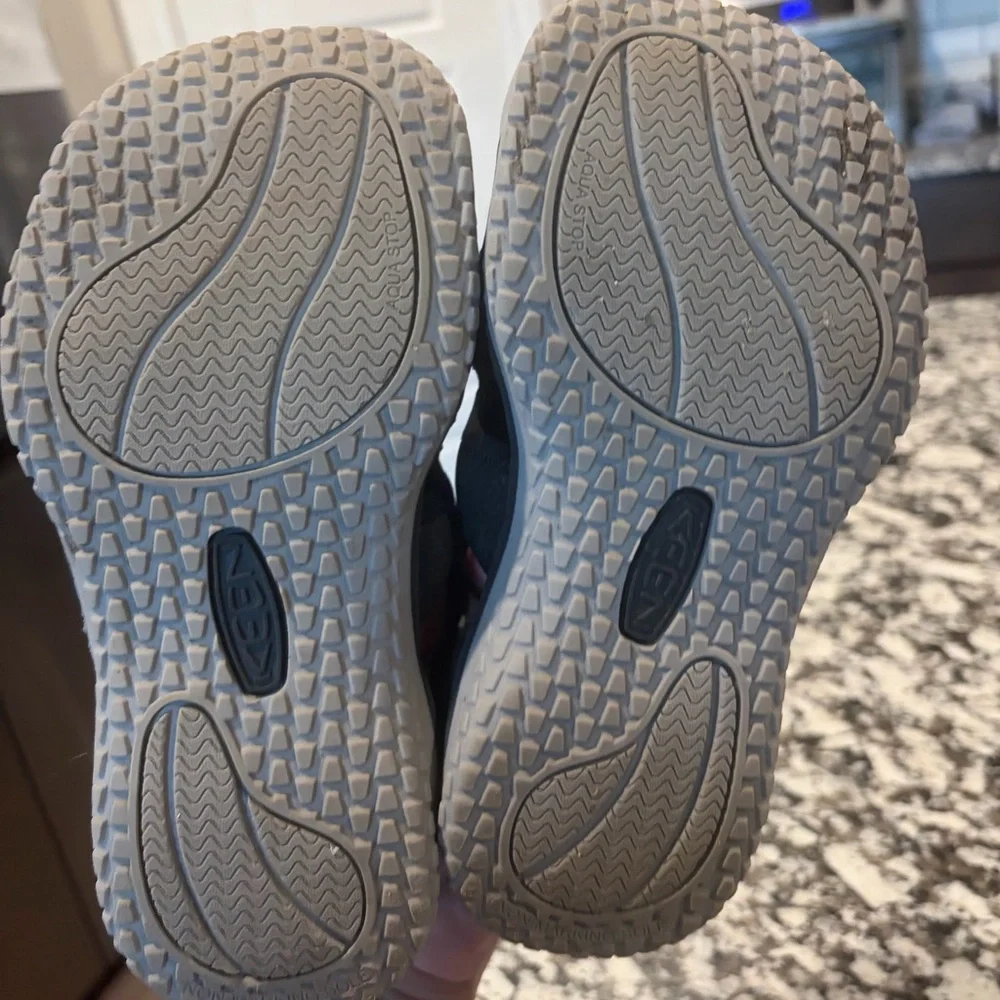 Keen Stingray black closed toe water shoes